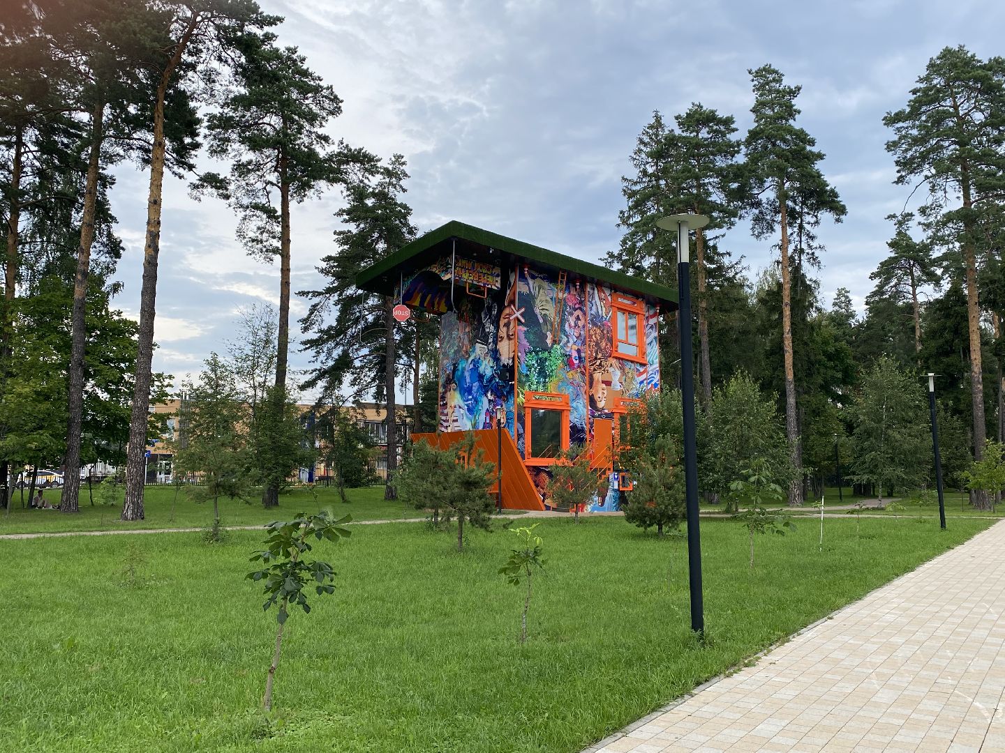 «Дом вверх дном», арт-объект, мурал, нейросеть, Балашиха, фестиваль уличного искусства «Культурный код»