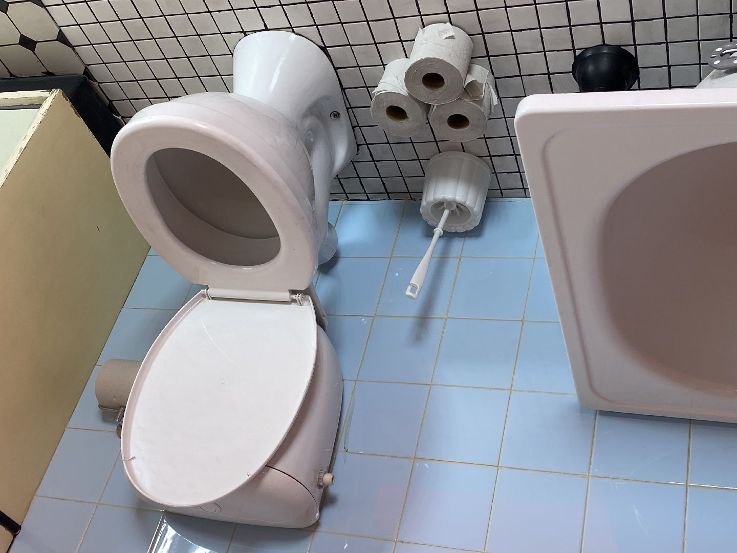 «Дом вверх дном», арт-объект, мурал, нейросеть, Балашиха, фестиваль уличного искусства «Культурный код»