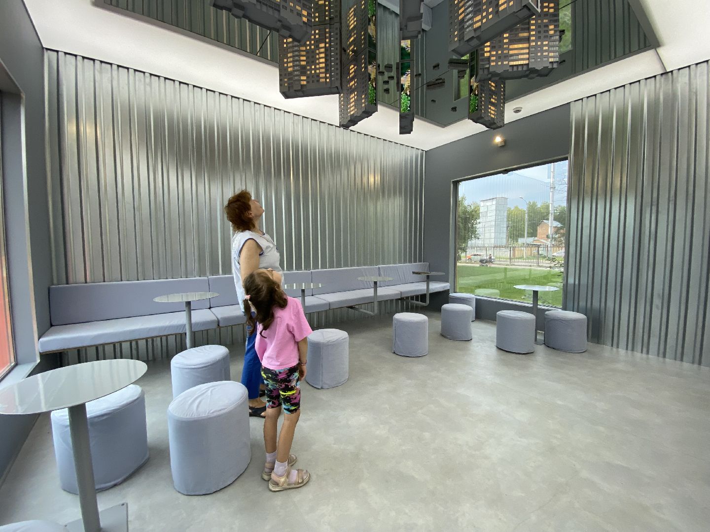 «Дом вверх дном», арт-объект, мурал, нейросеть, Балашиха, фестиваль уличного искусства «Культурный код»