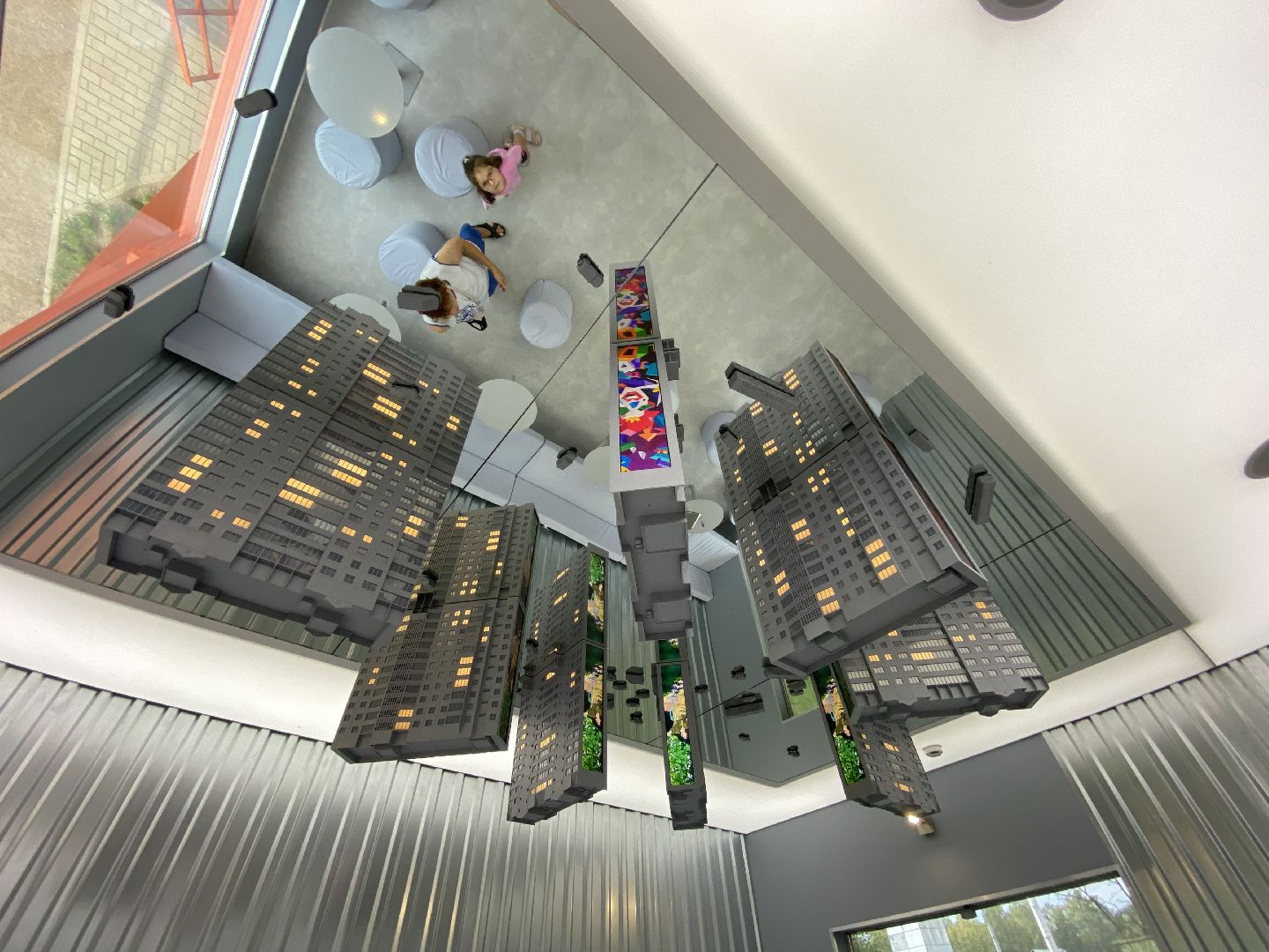 «Дом вверх дном», арт-объект, мурал, нейросеть, Балашиха, фестиваль уличного искусства «Культурный код»