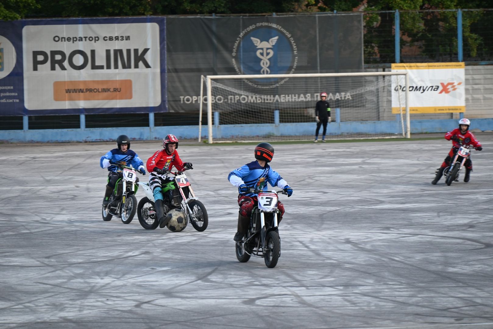 спорт; мотобол; видное; игра; первенство