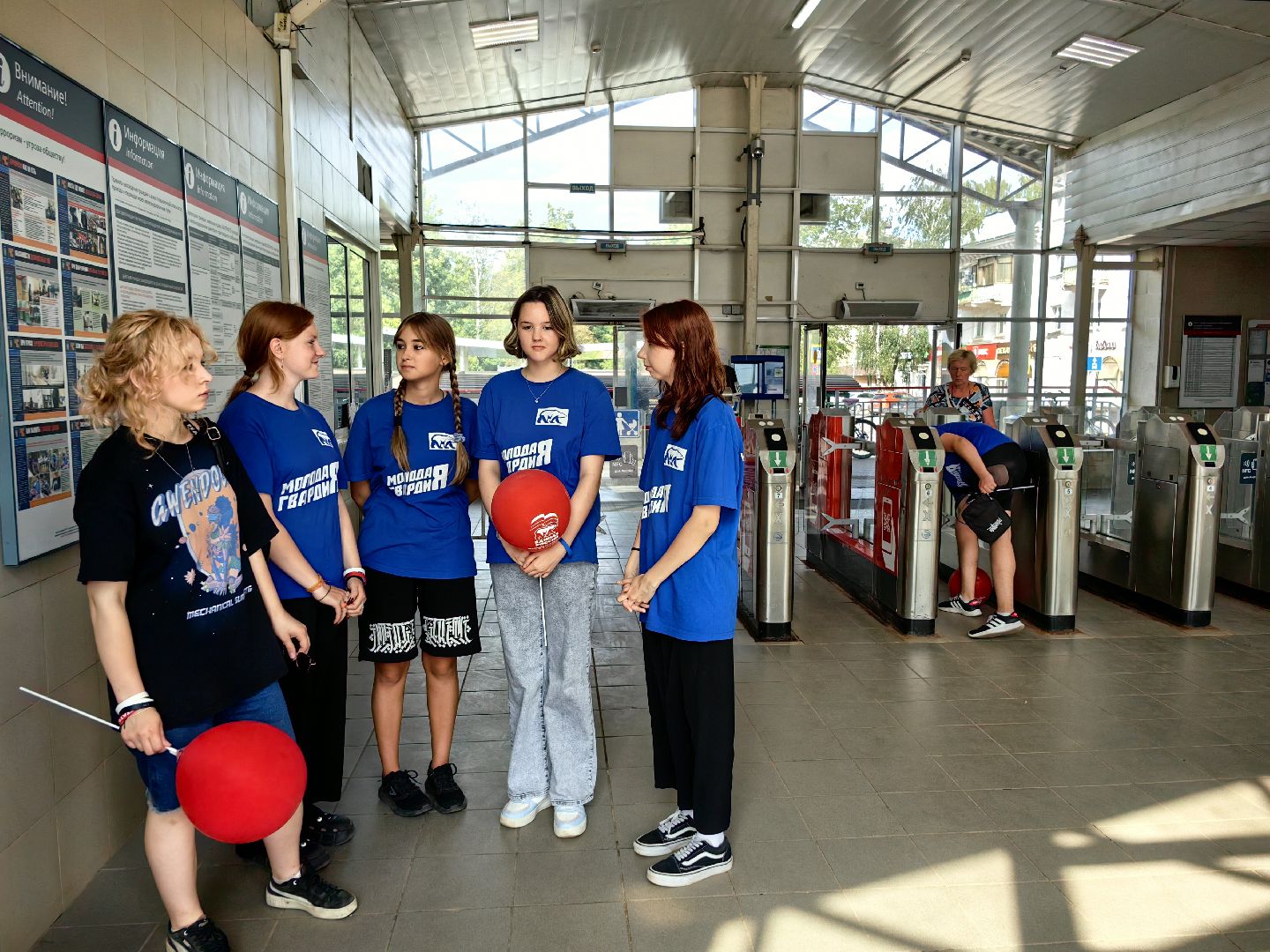 День железнодорожника, праздник, шары, поезд, пассажиры