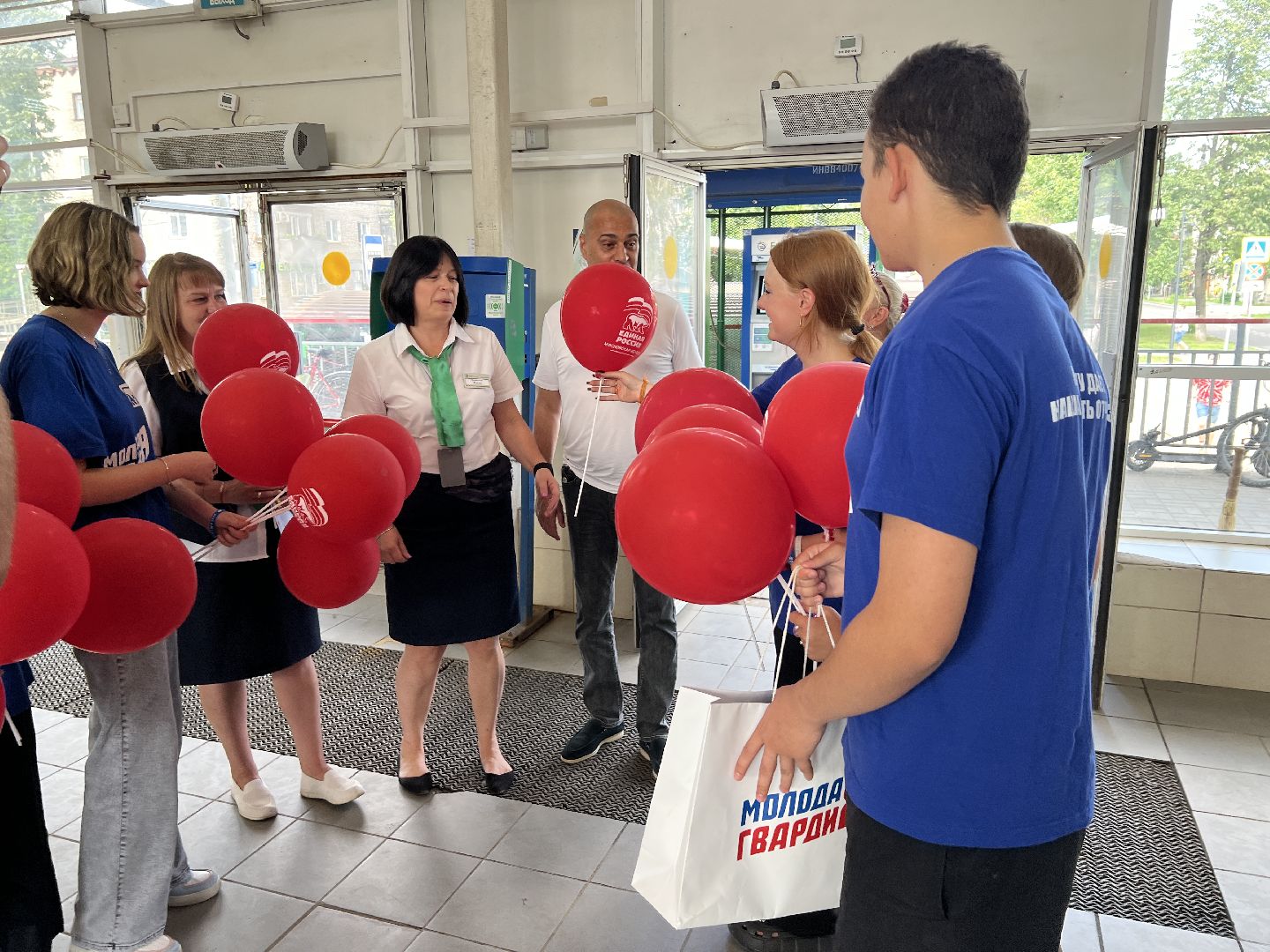 День железнодорожника, праздник, шары, поезд, пассажиры