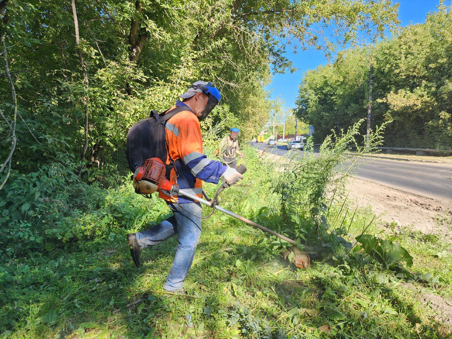 покос травы, коммунальщики, благоустройство, серпухов, дороги,