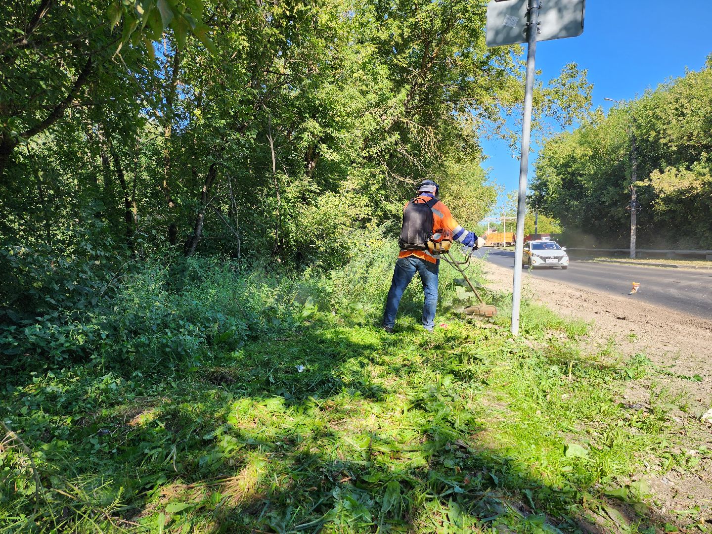 покос травы, коммунальщики, благоустройство, серпухов, дороги,