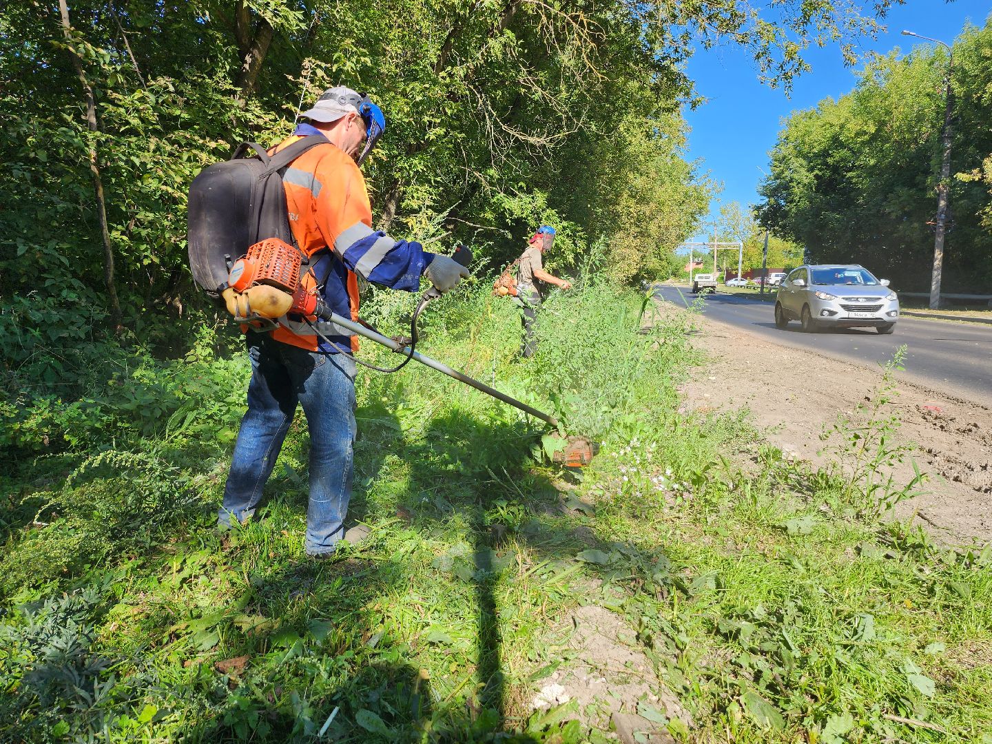 покос травы, коммунальщики, благоустройство, серпухов, дороги,