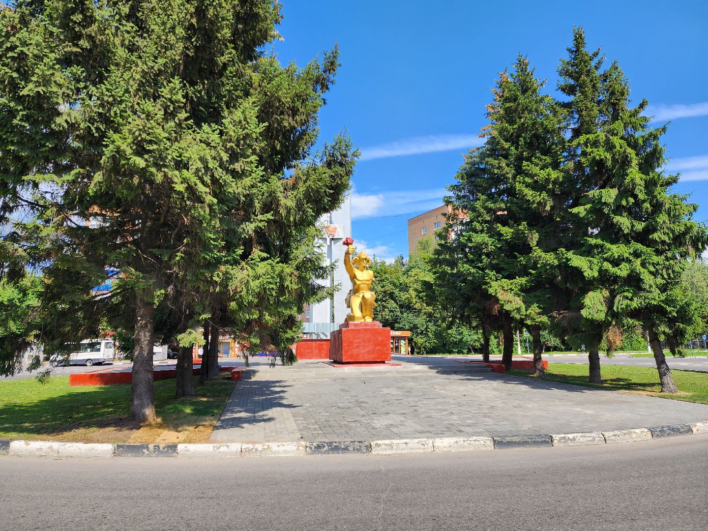 Раменское, благоустройство, в микрорайоне отреставрировали памятник комсомольцу