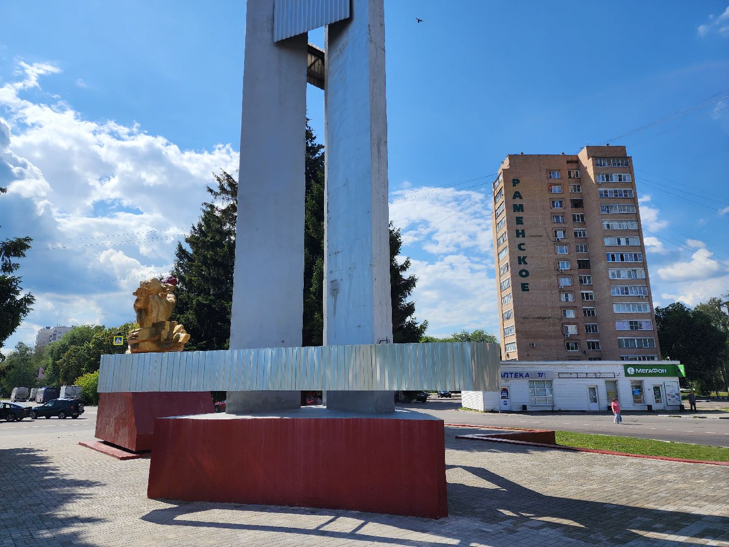 Раменское, благоустройство, в микрорайоне отреставрировали памятник комсомольцу