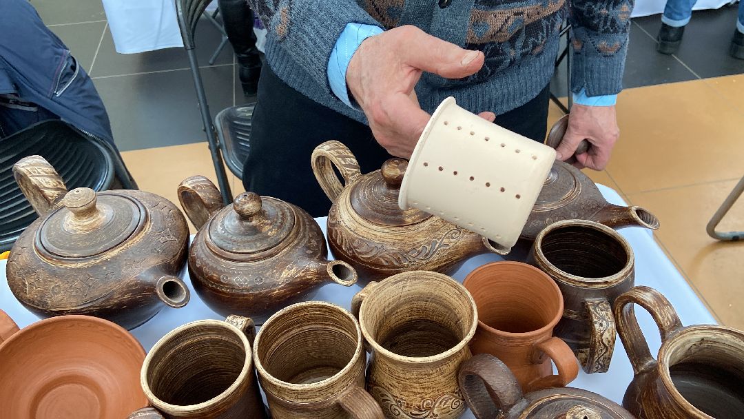 Волоколамск, ярмарка, люди, пенсионеры, глина, ремесло, ручная работа, труд, старинная технология,