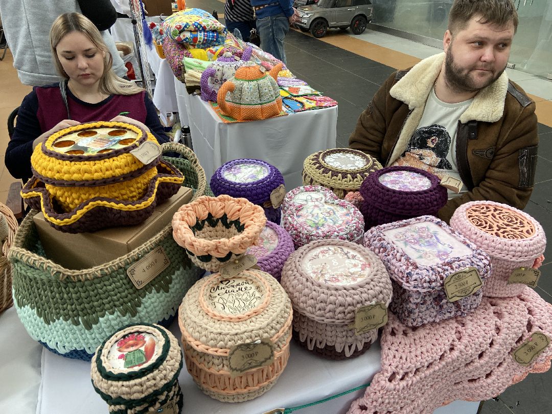 Волоколамск, ярмарка, люди, пенсионеры, глина, ремесло, ручная работа, труд, старинная технология,