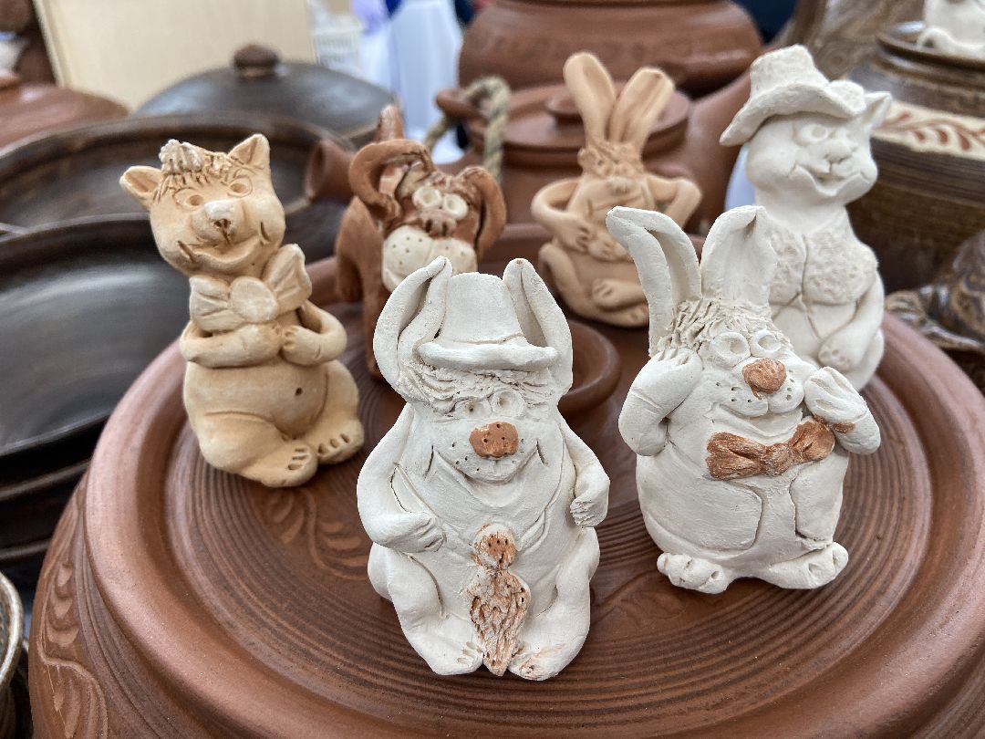 Волоколамск, ярмарка, люди, пенсионеры, глина, ремесло, ручная работа, труд, старинная технология,