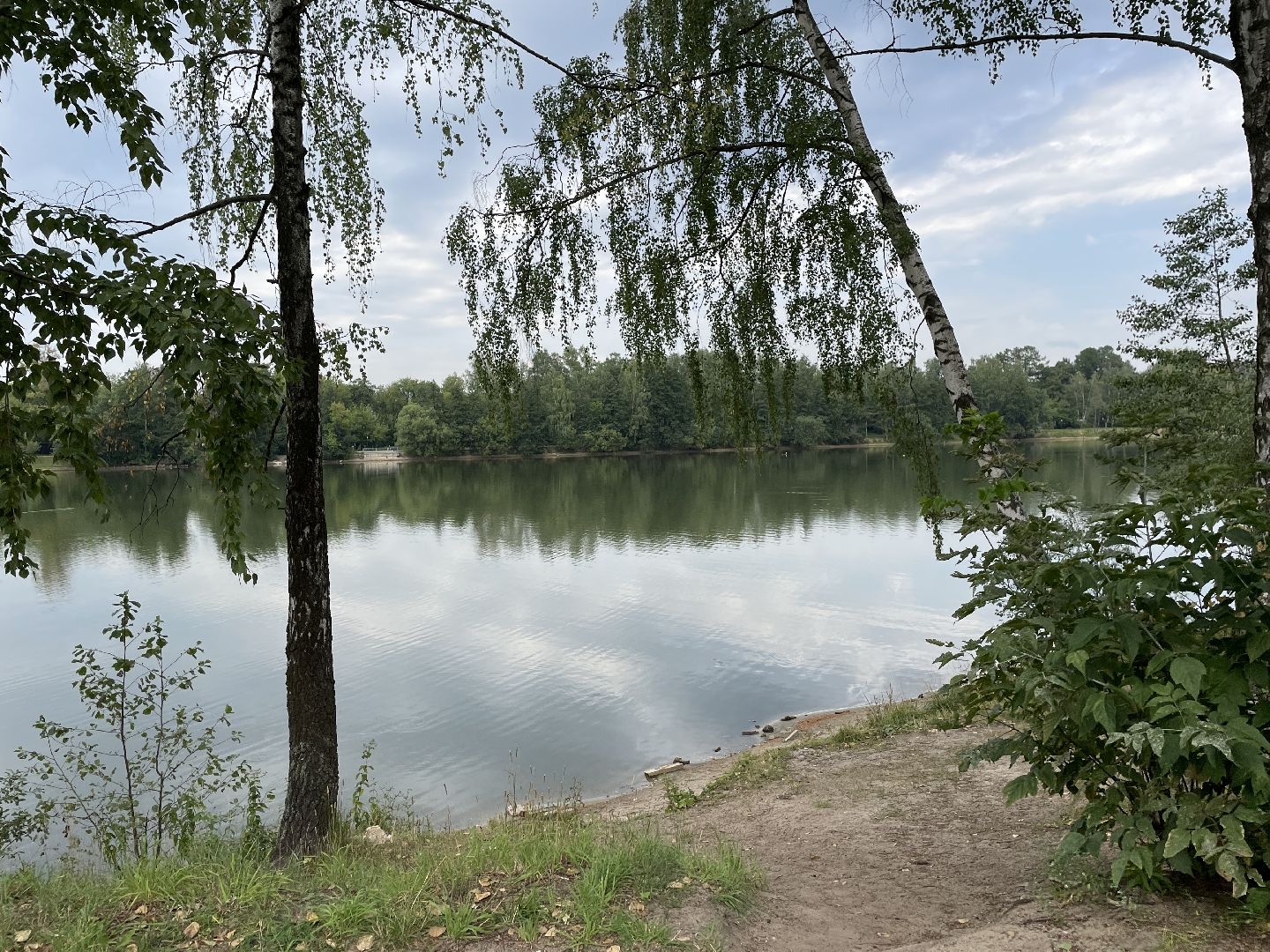 Озеро, благоустройство, парковка, машины