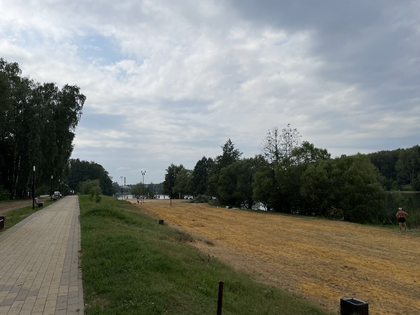 Озеро, благоустройство, парковка, машины