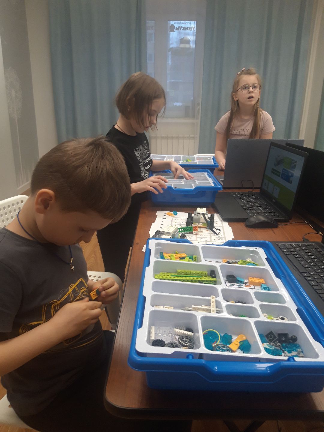 помощь людям, дети,