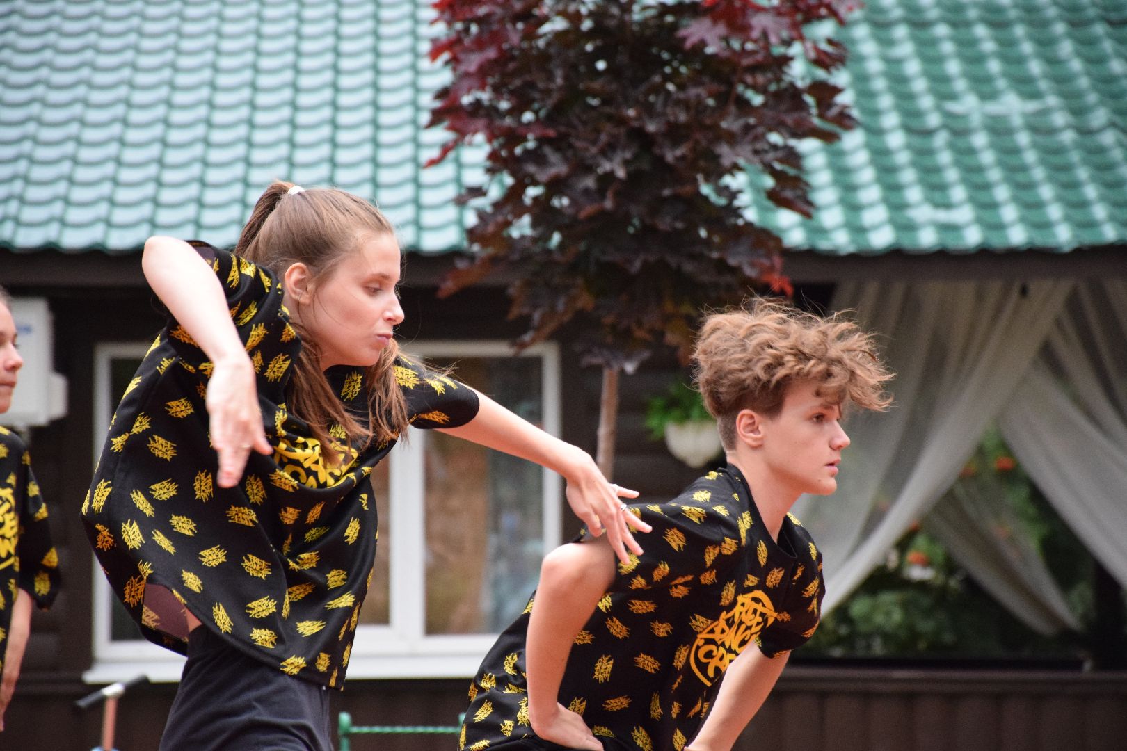 Павловский Посад, городской округ Павловский Посад, парк, лето, люди, дождь, танец