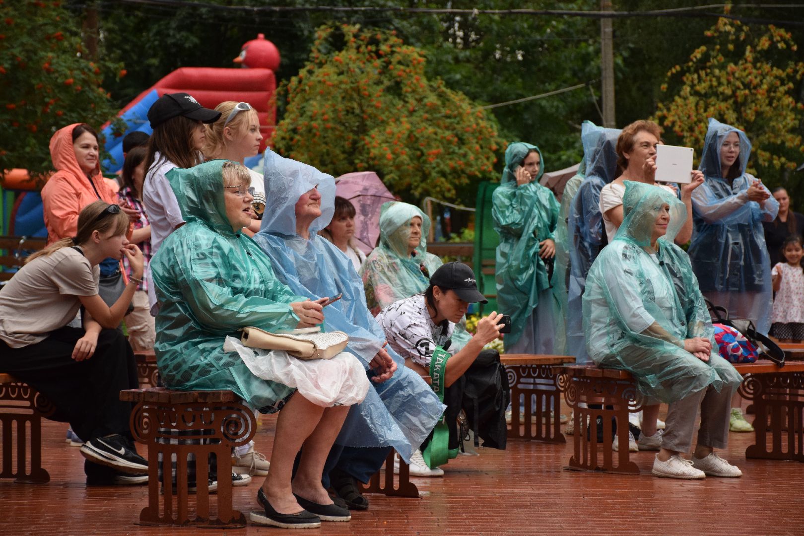 Павловский Посад, городской округ Павловский Посад, парк, лето, люди, дождь, танец