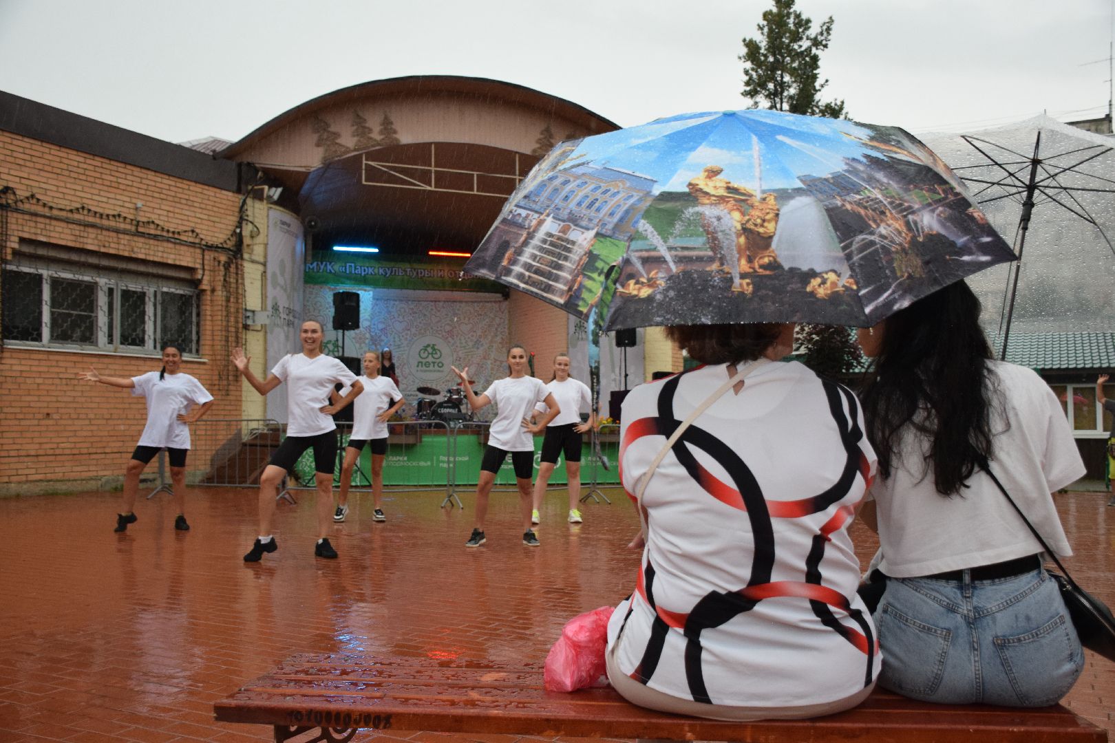 Павловский Посад, городской округ Павловский Посад, парк, лето, люди, дождь, танец