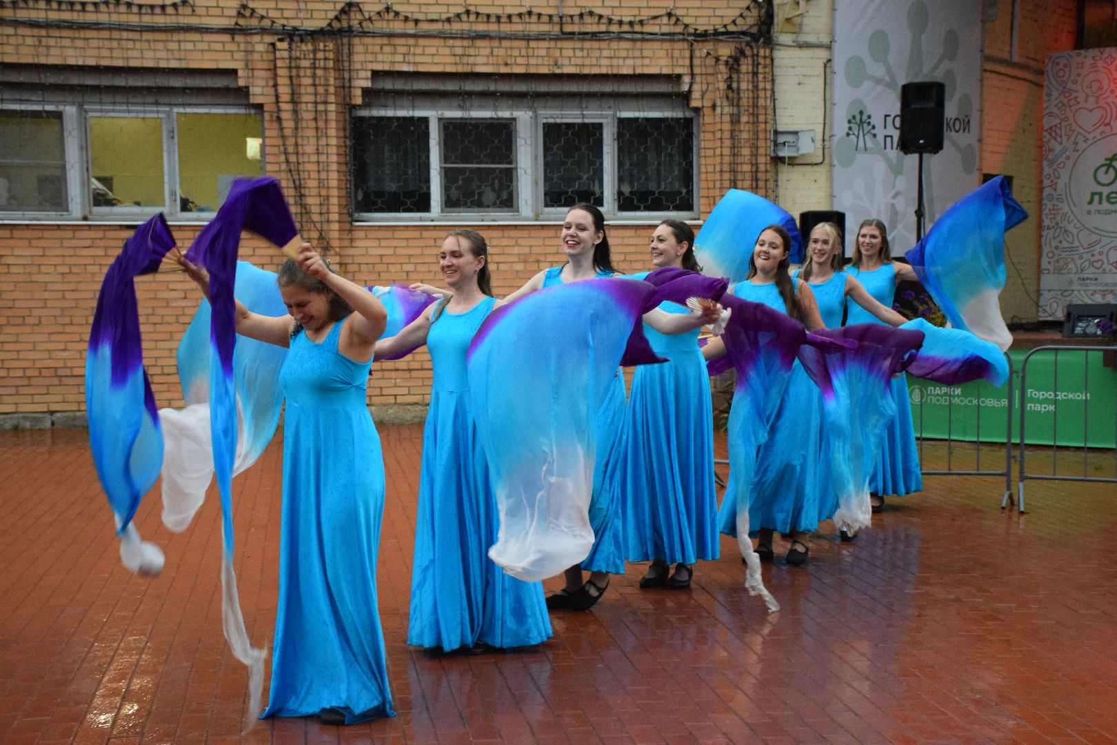 Павловский Посад, городской округ Павловский Посад, парк, лето, люди, дождь, танец