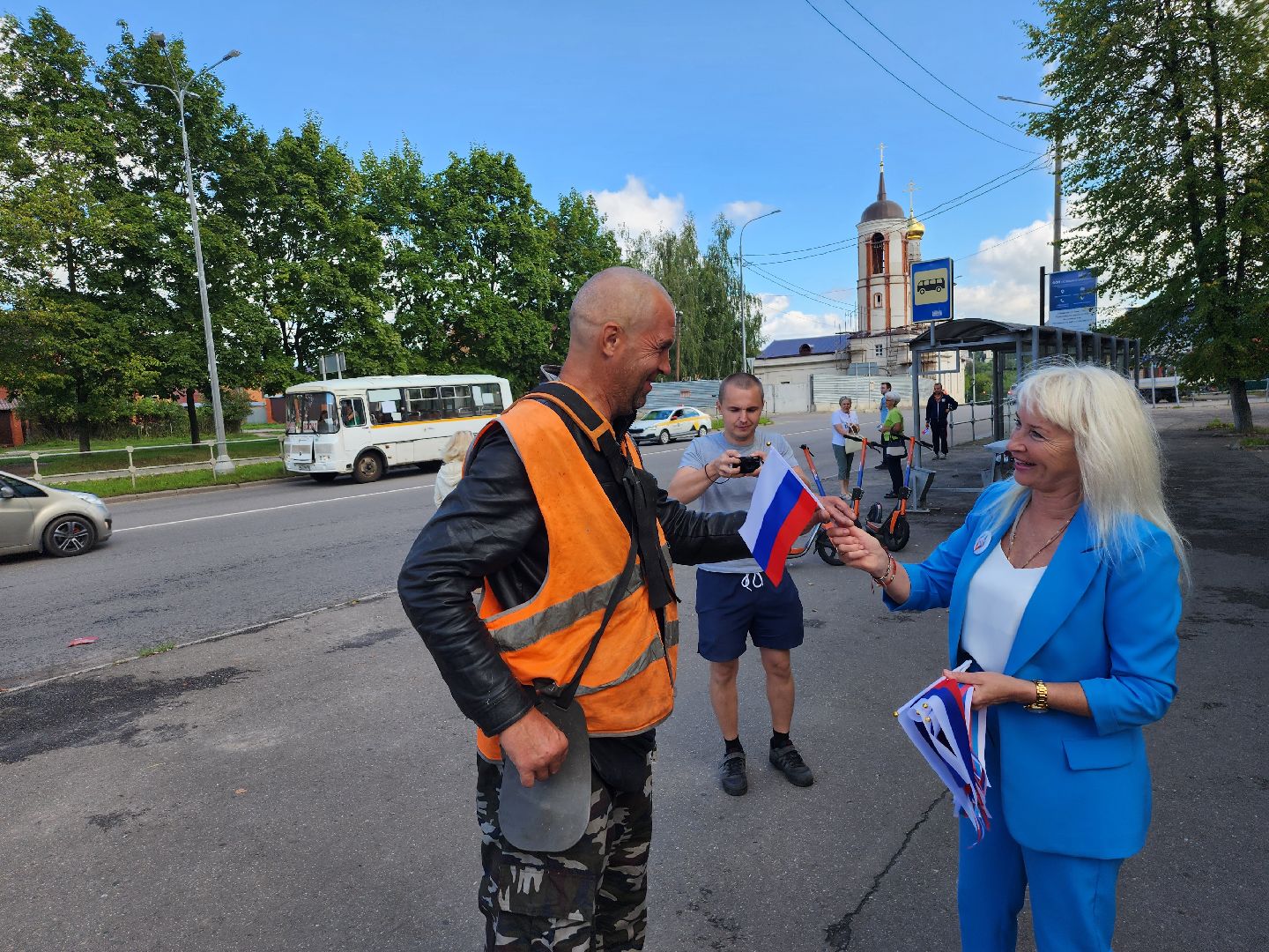 день флага, серпухов, молодежь, праздник, акция, раздача ленточек, раздача флажков, школьники,
