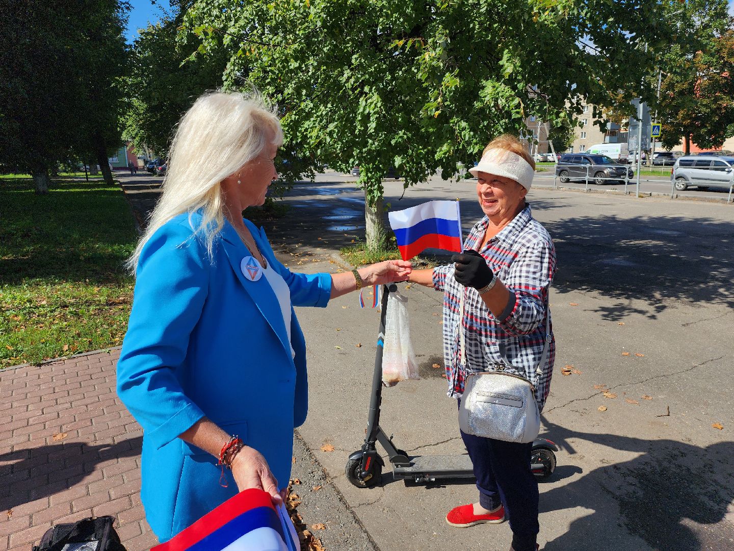 день флага, серпухов, молодежь, праздник, акция, раздача ленточек, раздача флажков, школьники,