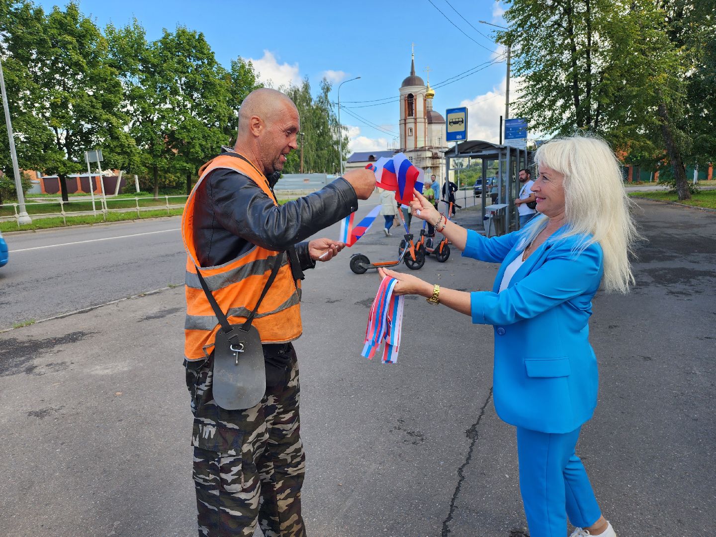 день флага, серпухов, молодежь, праздник, акция, раздача ленточек, раздача флажков, школьники,