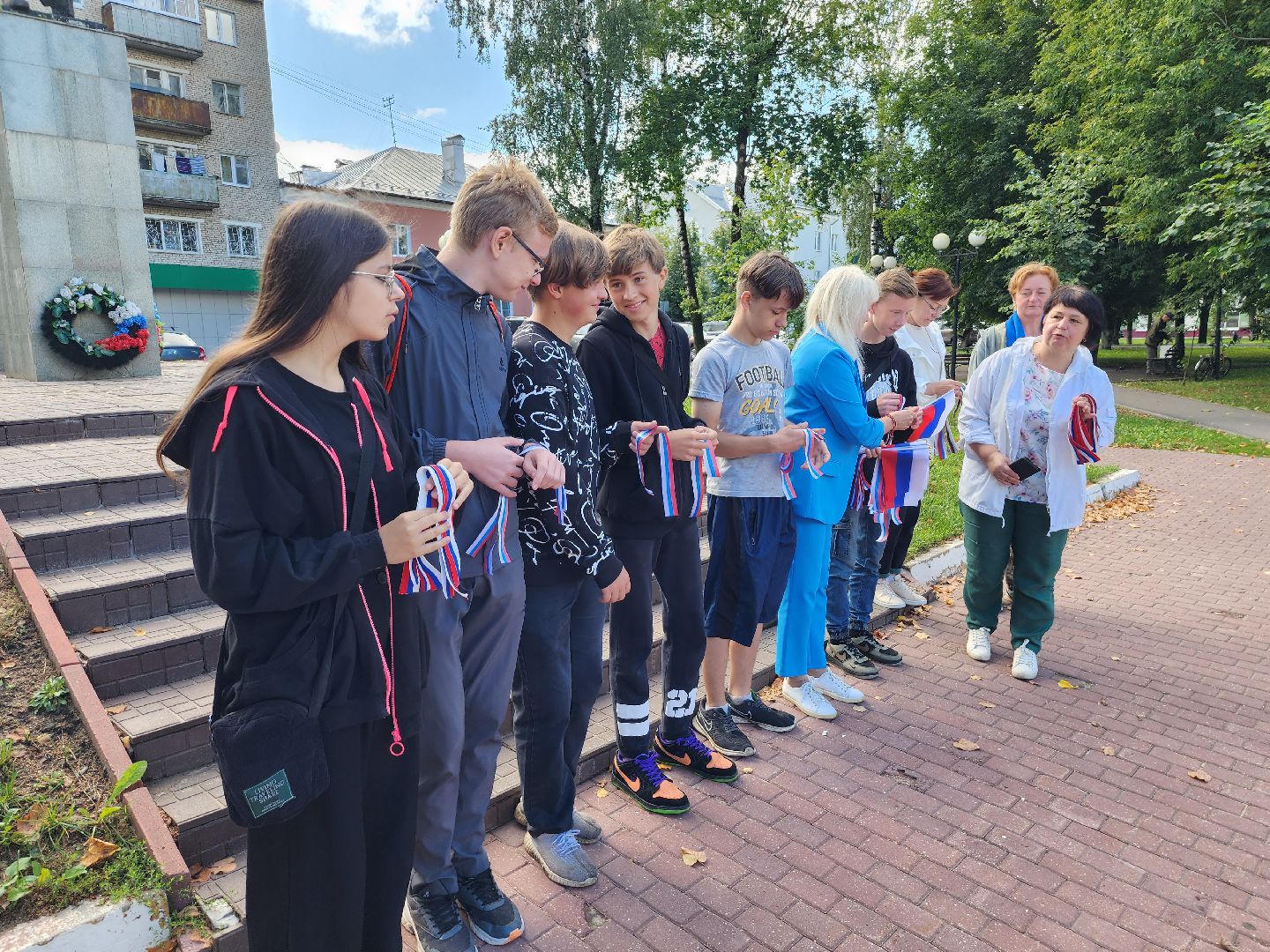 день флага, серпухов, молодежь, праздник, акция, раздача ленточек, раздача флажков, школьники,