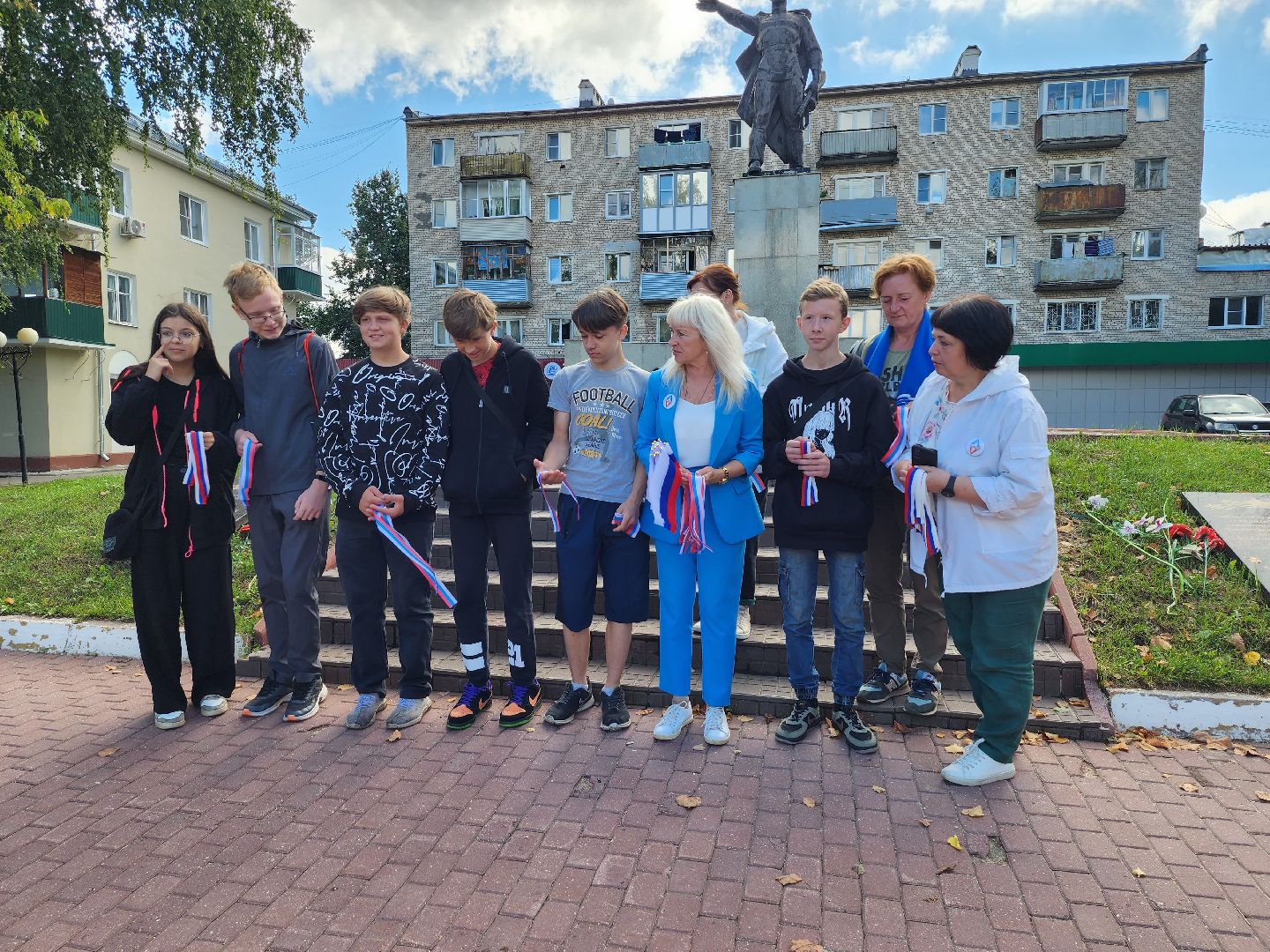 день флага, серпухов, молодежь, праздник, акция, раздача ленточек, раздача флажков, школьники,