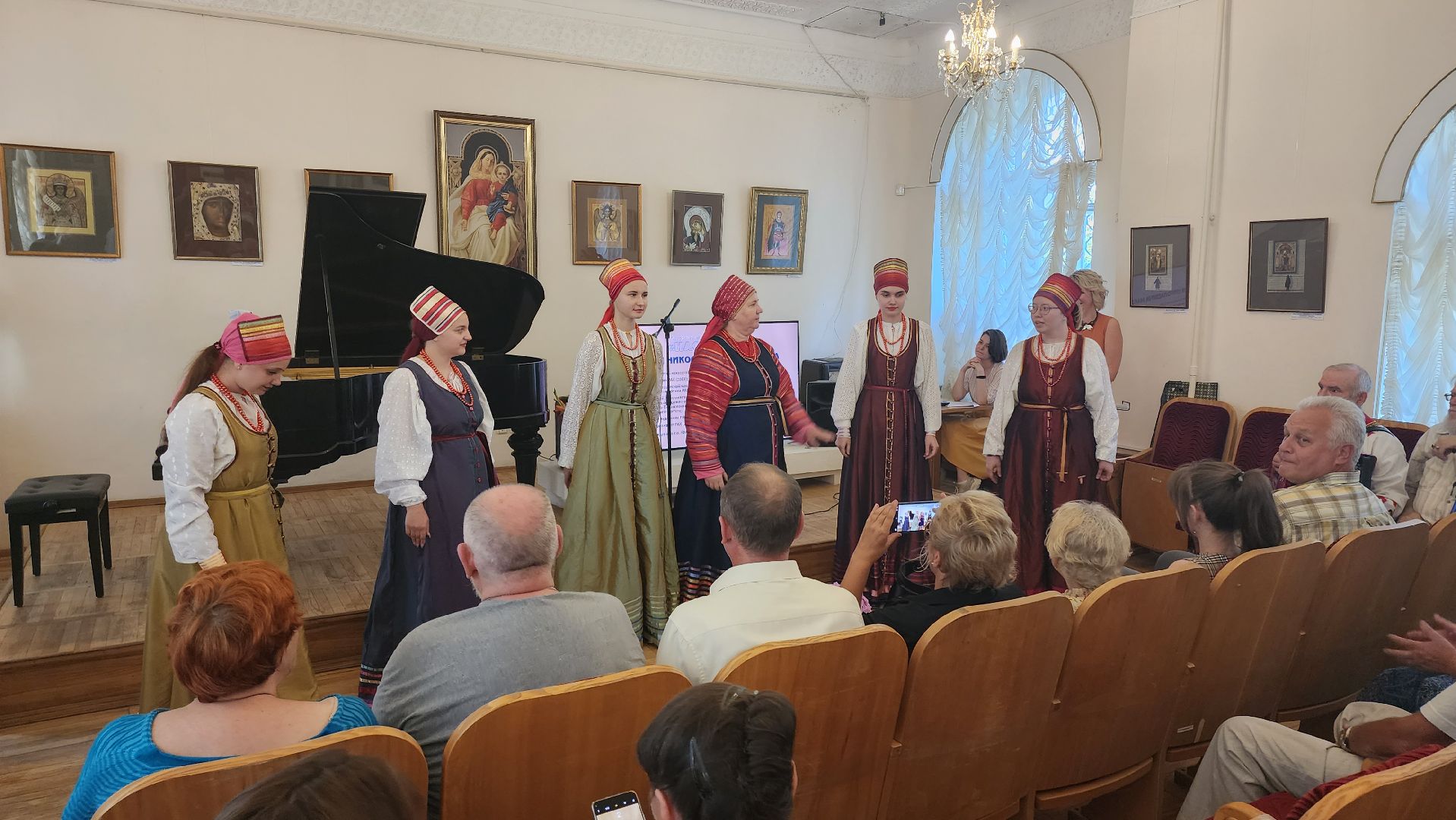 Кашира, выставка, Евгений Максимов, народный художник РФ, иконы, монументализм