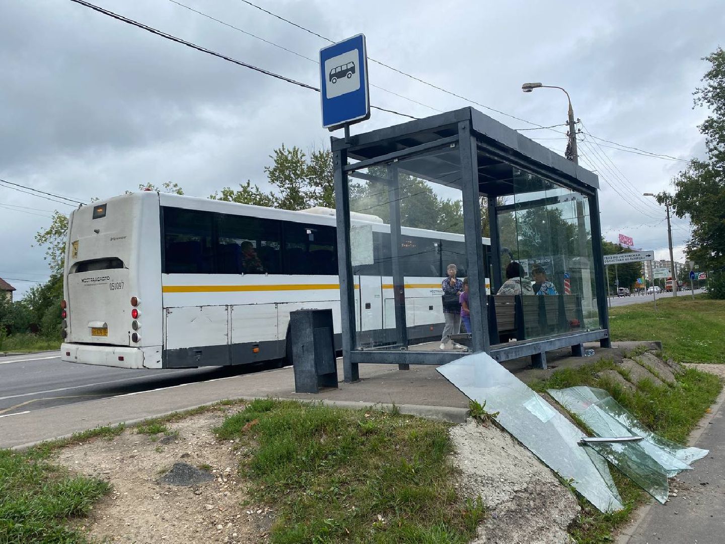 Чехов, вандалы, стекла, остановочный павильон, больница