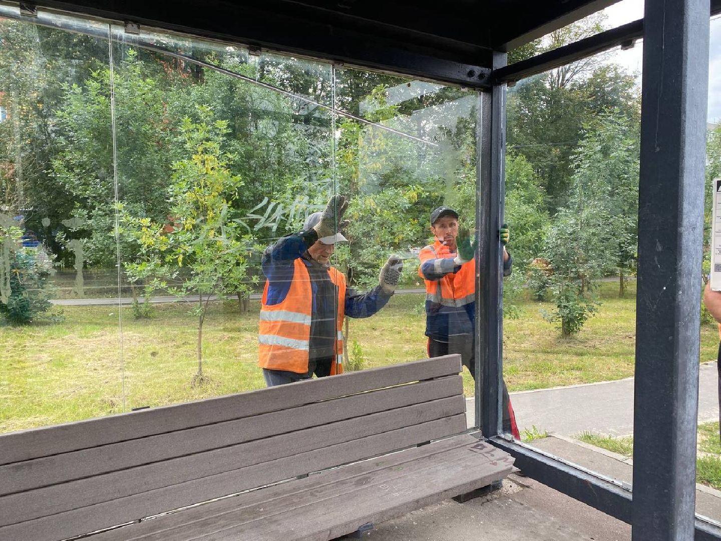 Чехов, вандалы, стекла, остановочный павильон, больница
