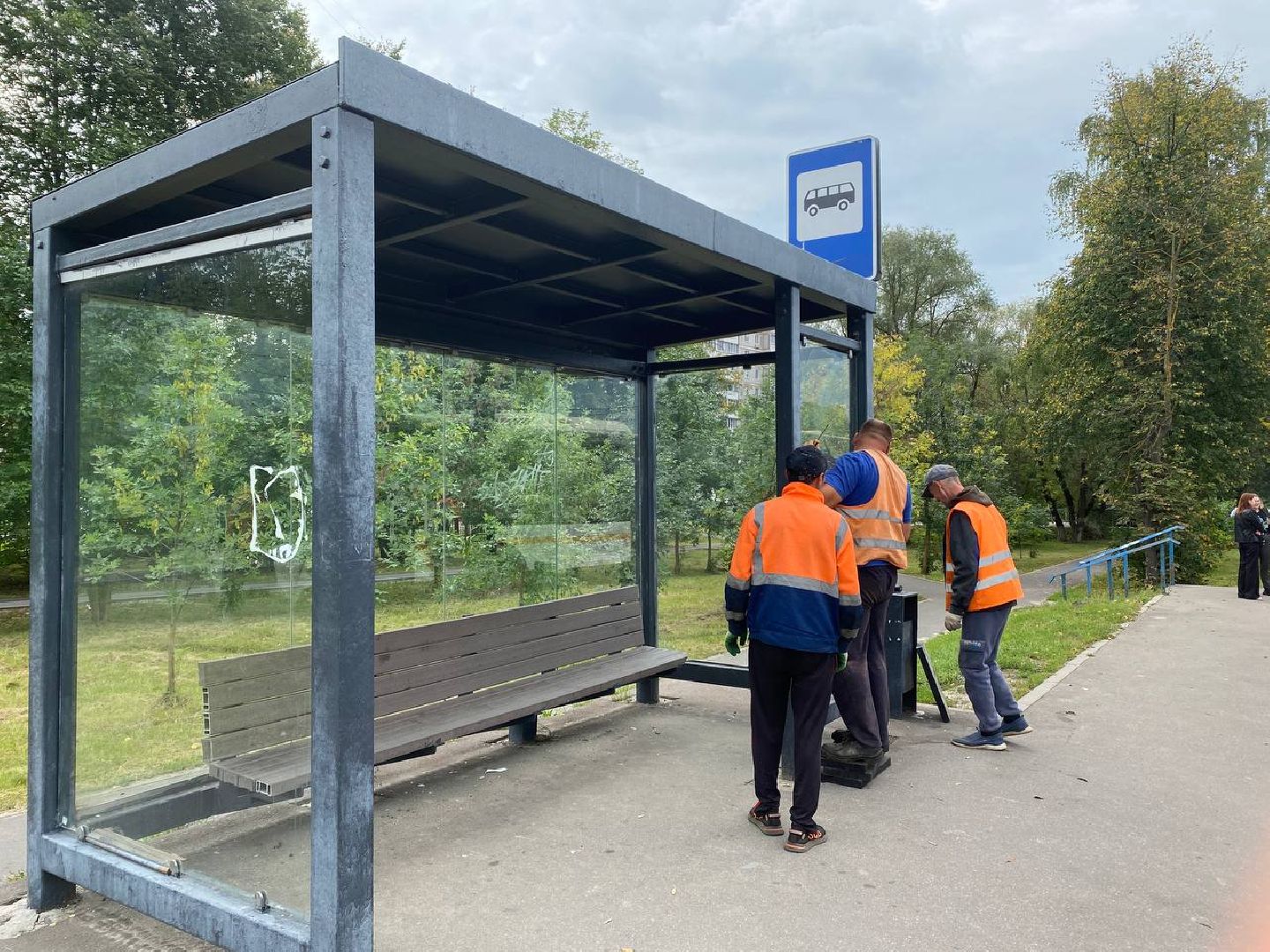 Чехов, вандалы, стекла, остановочный павильон, больница