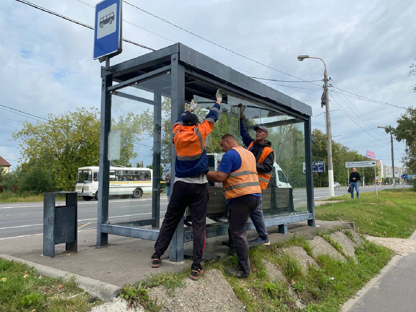Чехов, вандалы, стекла, остановочный павильон, больница