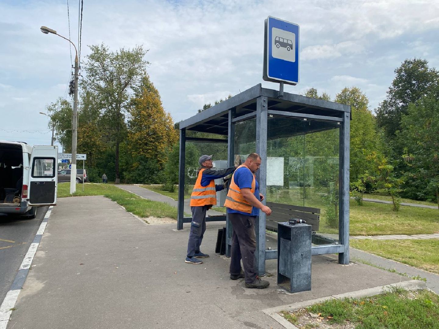 Чехов, вандалы, стекла, остановочный павильон, больница