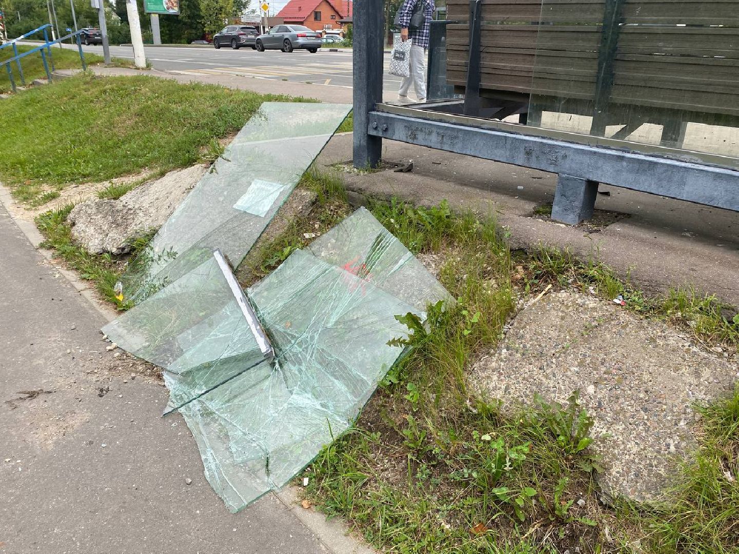 Чехов, вандалы, стекла, остановочный павильон, больница