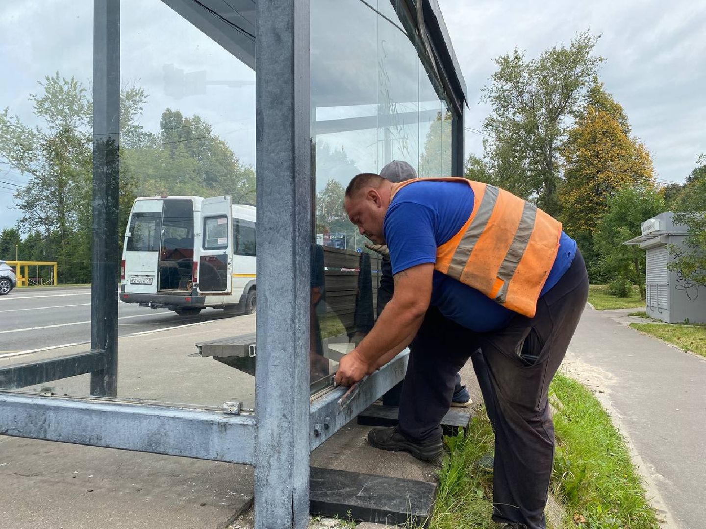 Чехов, вандалы, стекла, остановочный павильон, больница