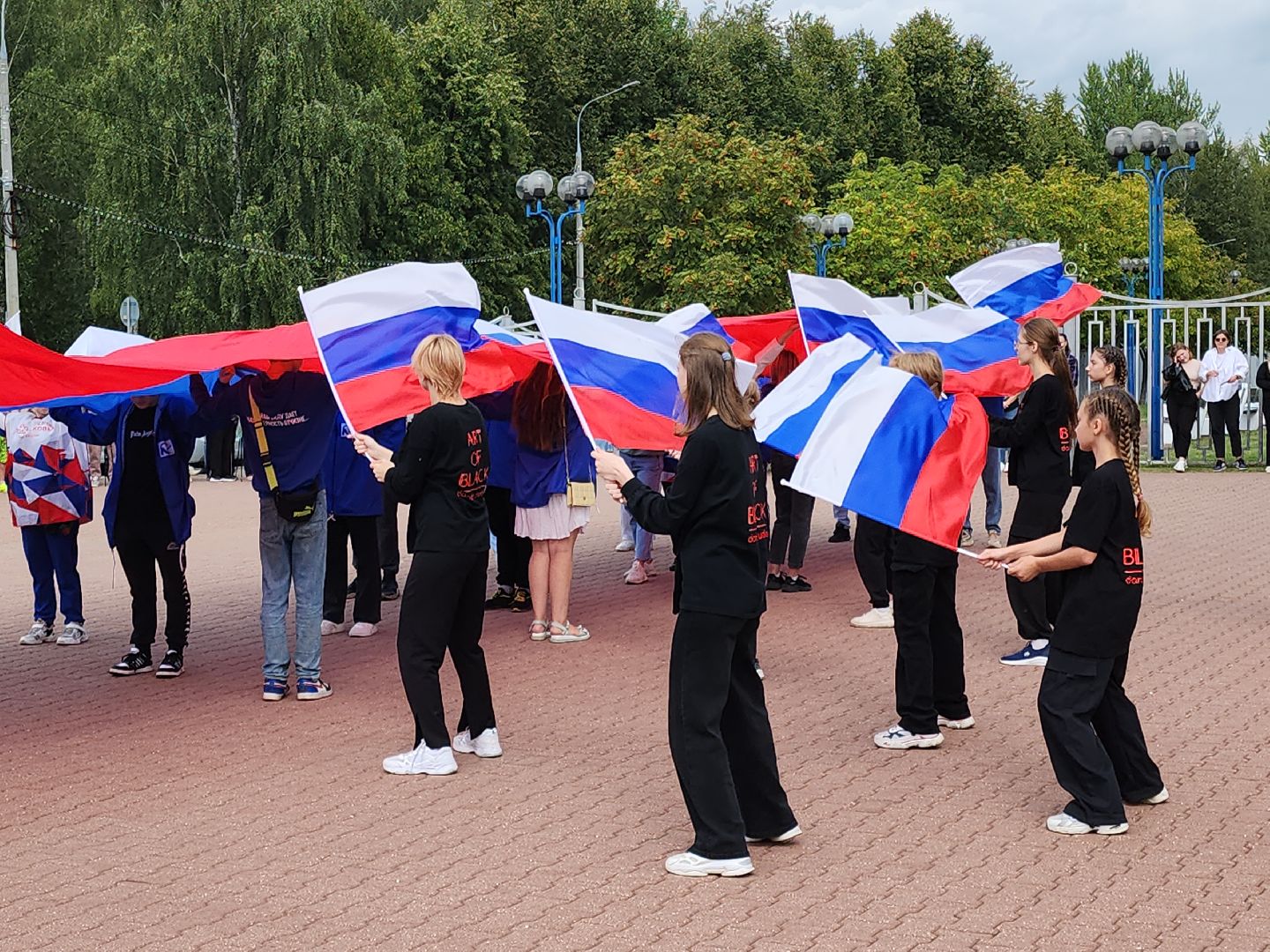 Кашира, волонтёры, день государственного флага россии, акция, флешмоб, триколор