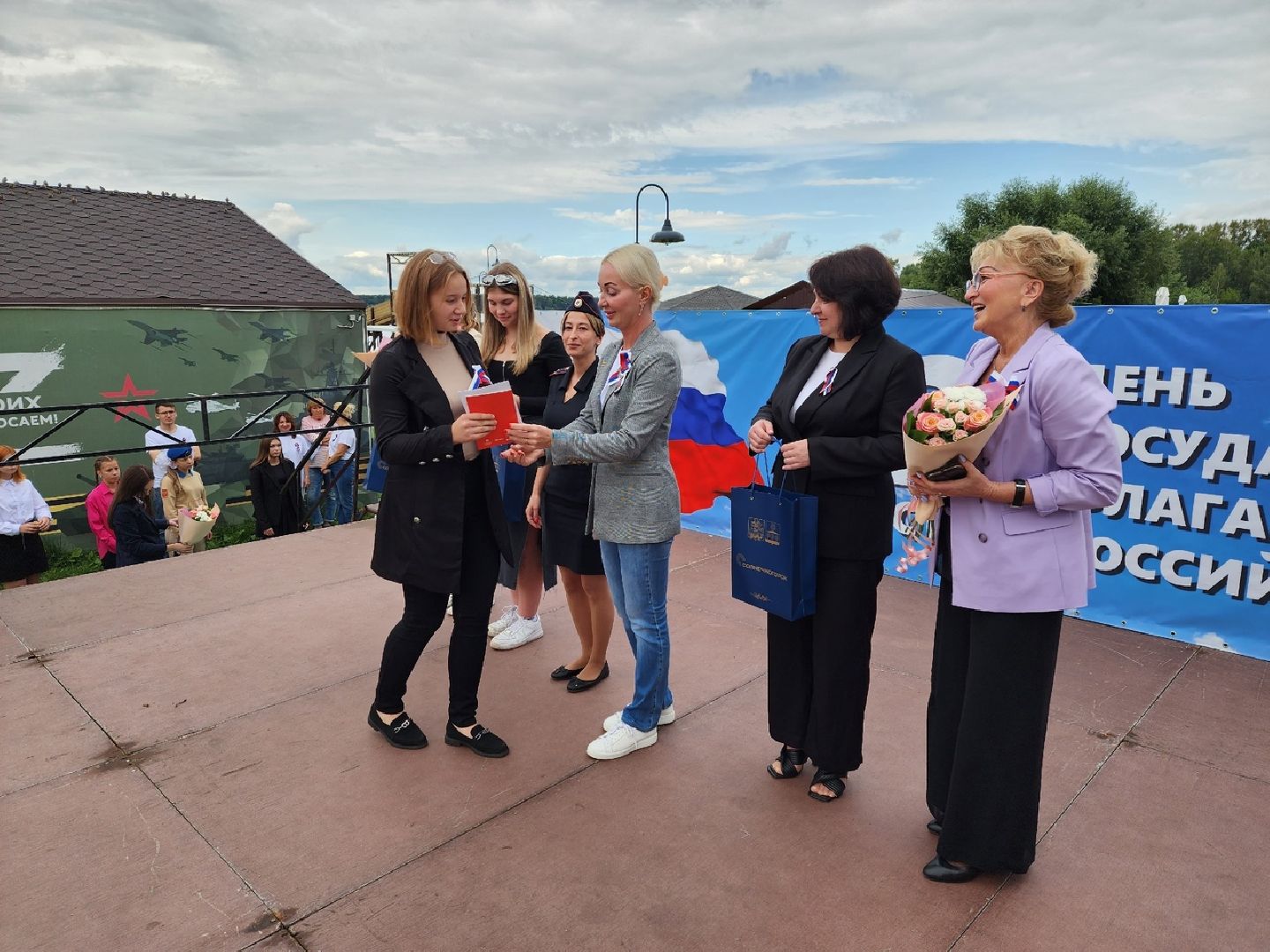 Солнечногорск, паспорта, триколор, День флага, общество