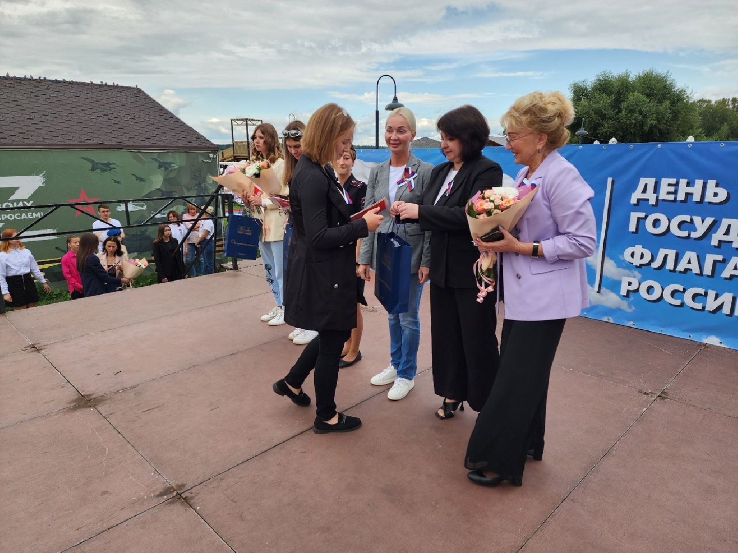 Солнечногорск, паспорта, триколор, День флага, общество