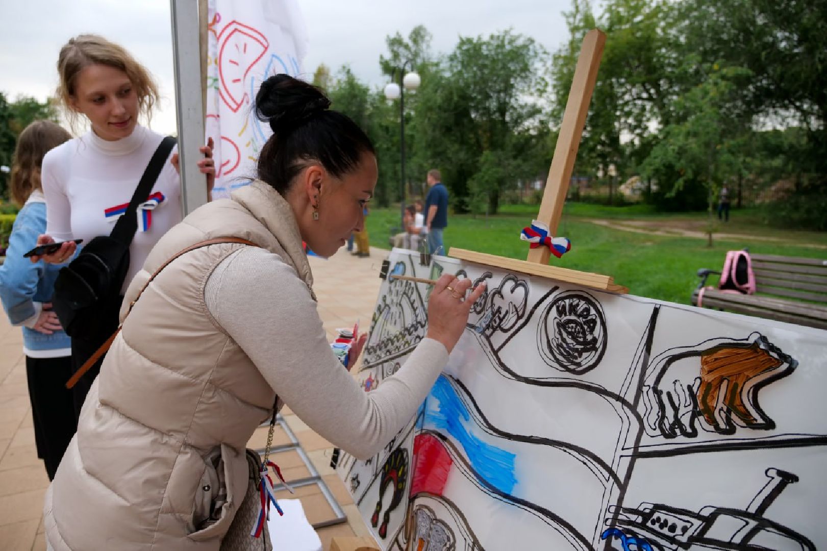 Концерт, танцы, медведь, волонтеры