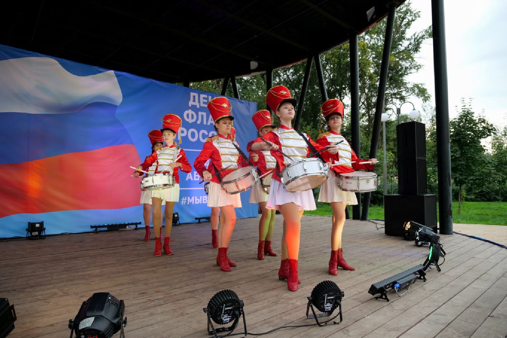 Концерт, танцы, медведь, волонтеры