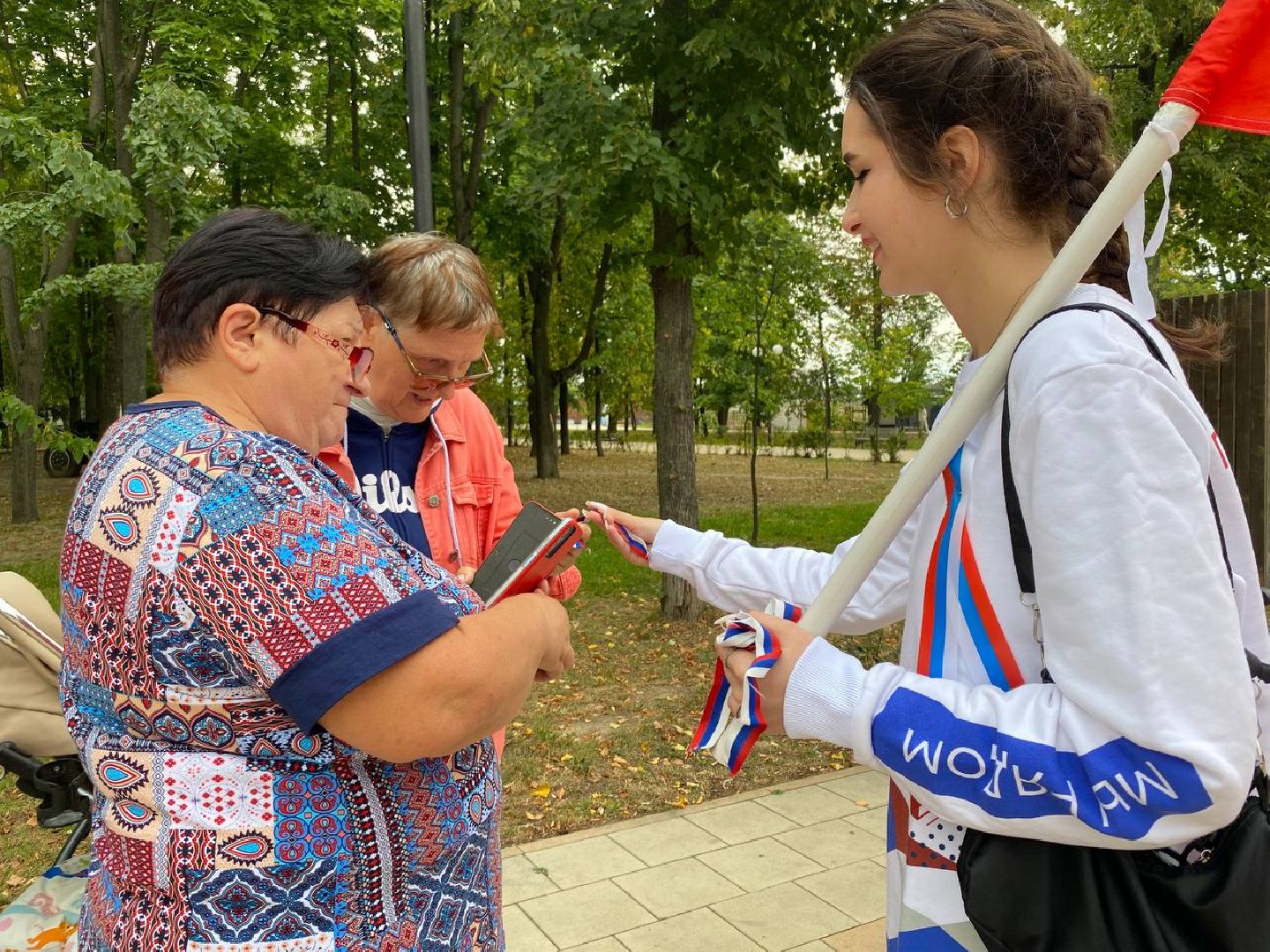 Концерт, танцы, медведь, волонтеры