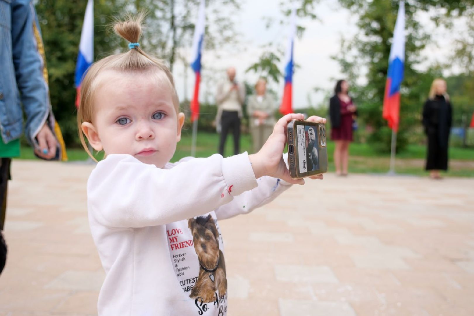 Концерт, танцы, медведь, волонтеры