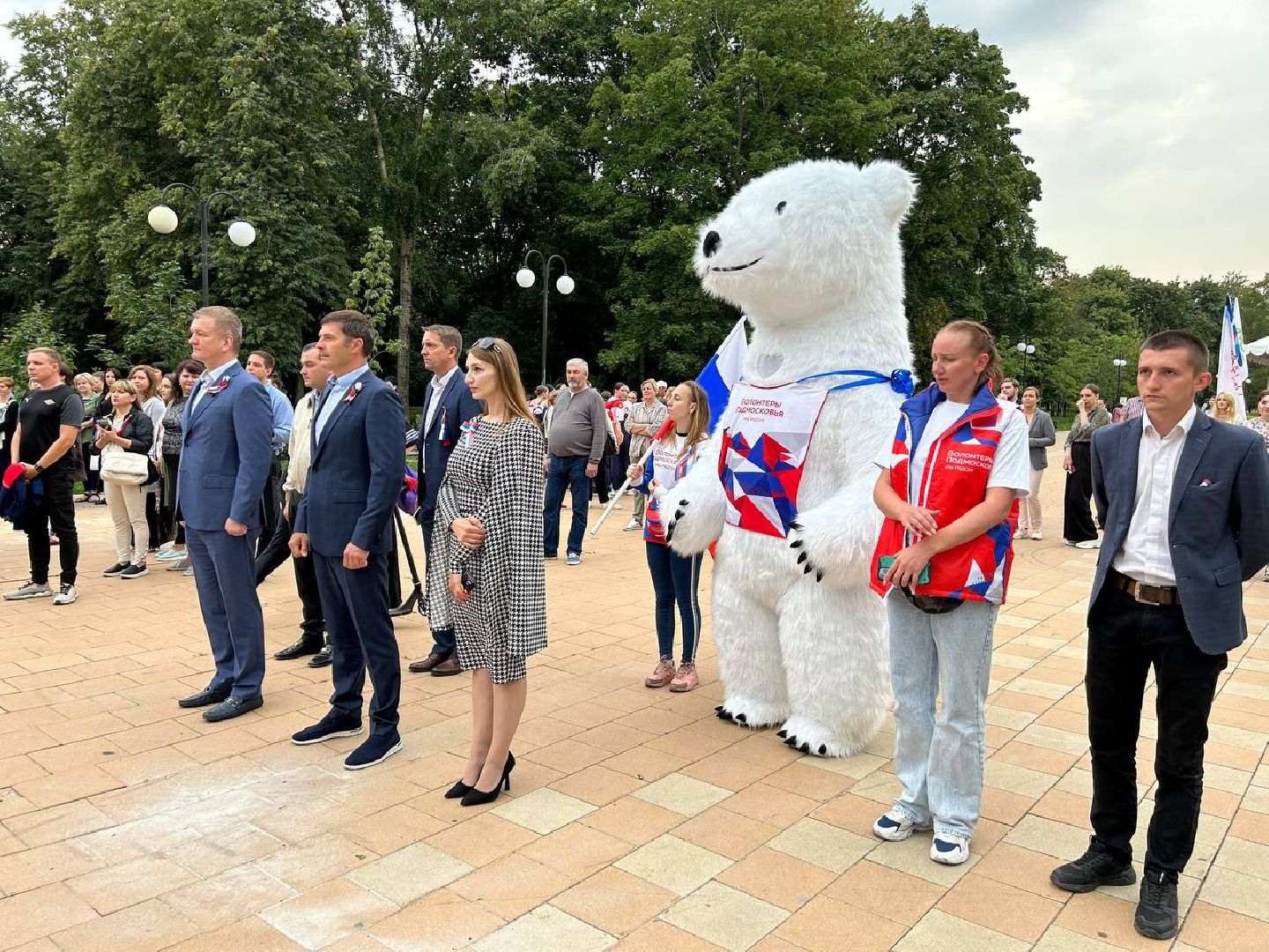 Концерт, танцы, медведь, волонтеры