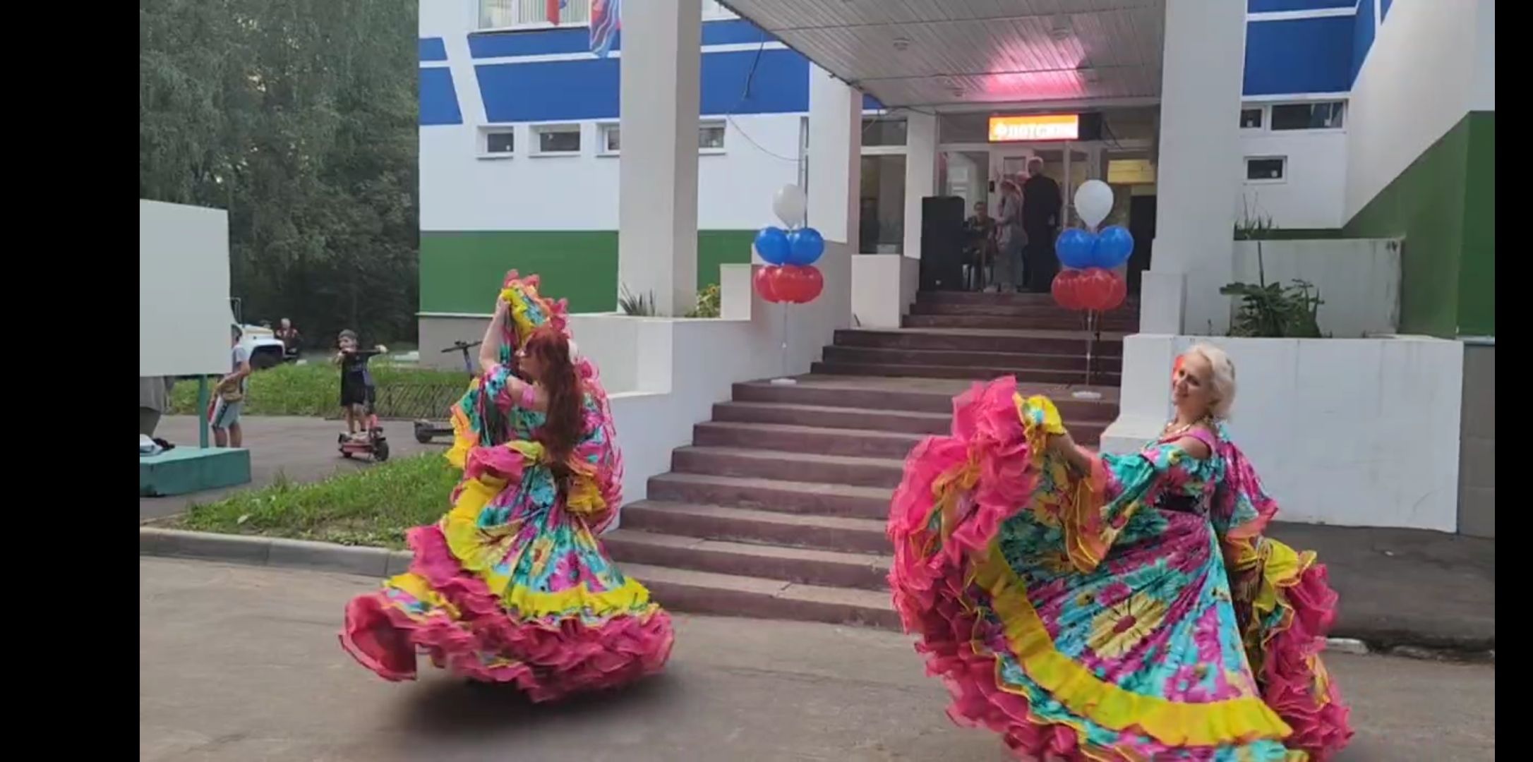 Долгопрудный, лебедь белая, день флага, танец, праздник