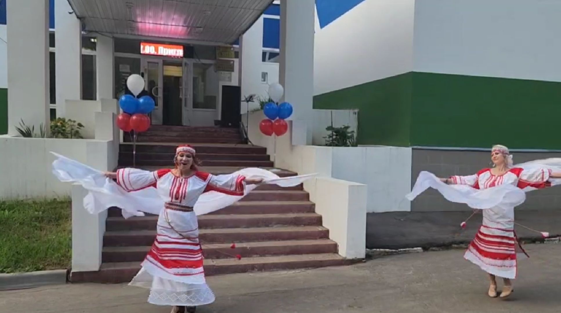 Долгопрудный, лебедь белая, день флага, танец, праздник