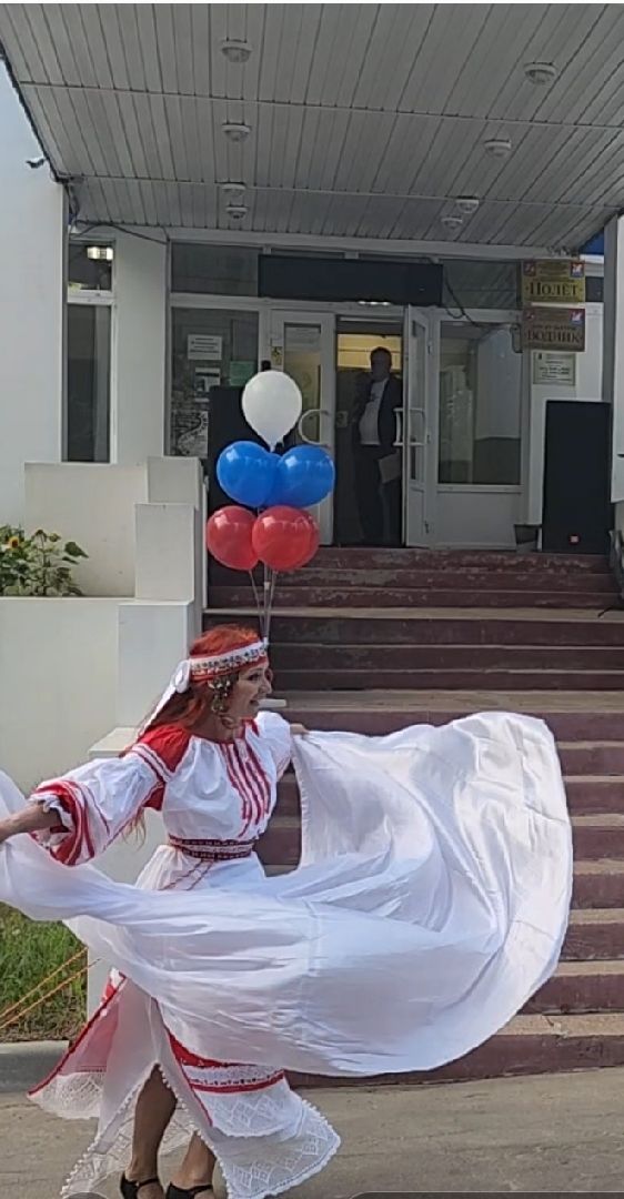 Долгопрудный, лебедь белая, день флага, танец, праздник