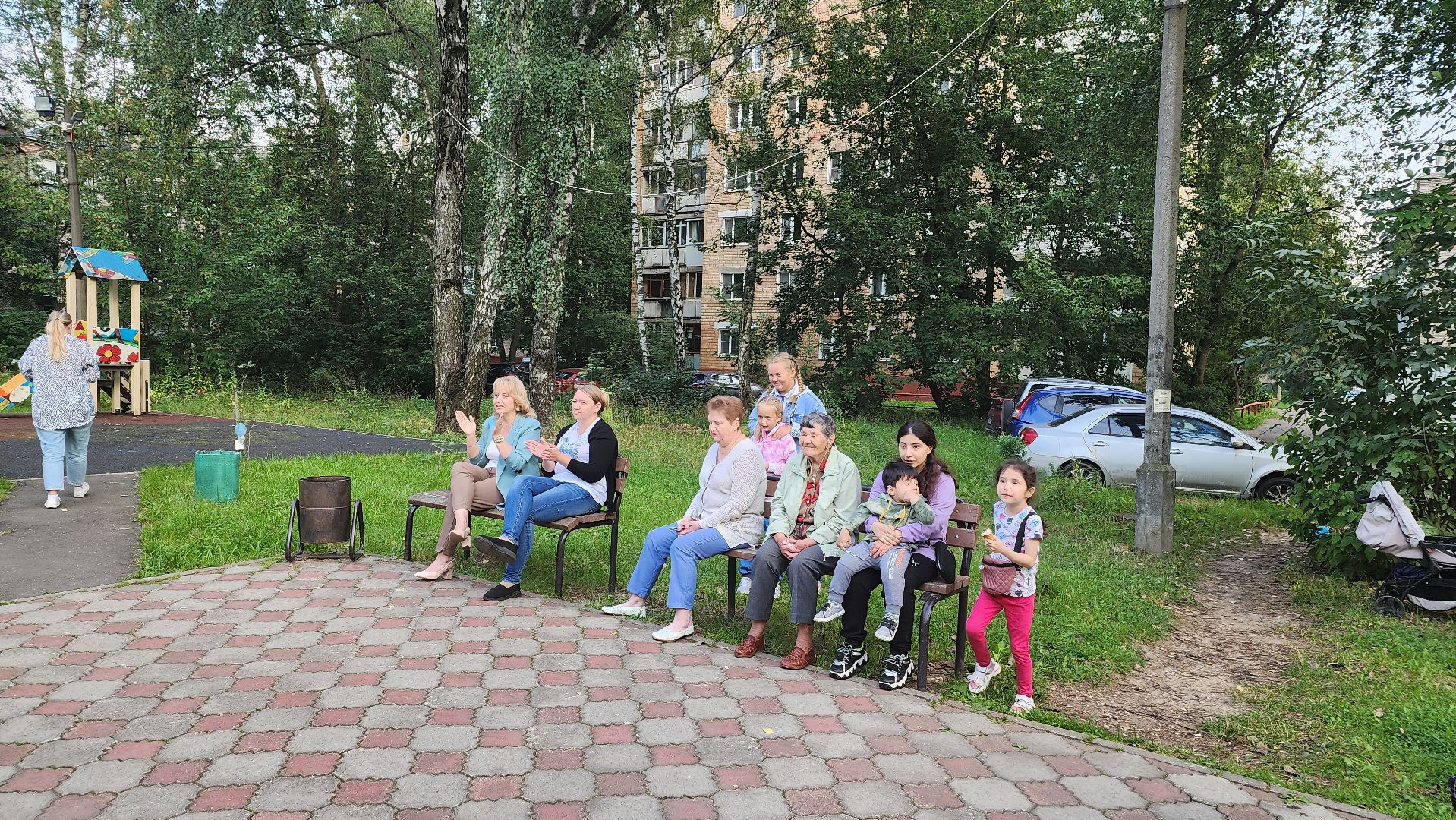 Долгопрудный, лебедь белая, день флага, танец, праздник