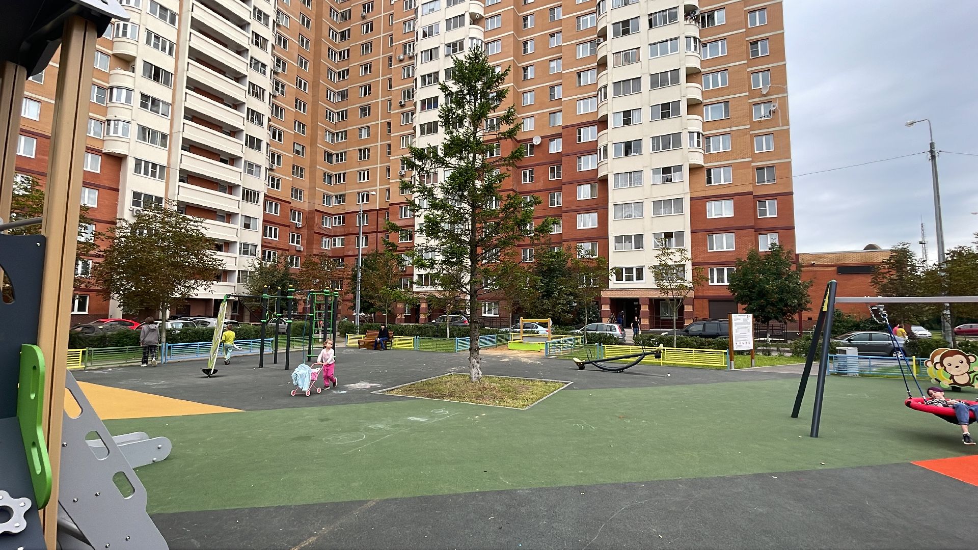 Голицыно, Одинцово, благоустройство, детская площадка, ёлка, качели, горка,