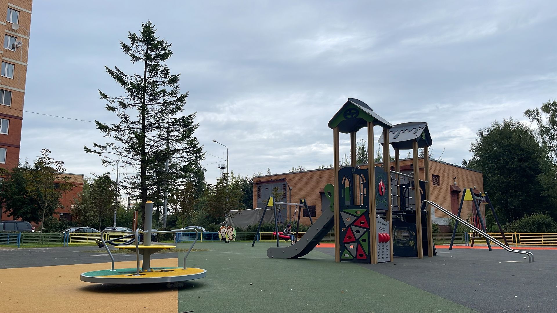 Голицыно, Одинцово, благоустройство, детская площадка, ёлка, качели, горка,