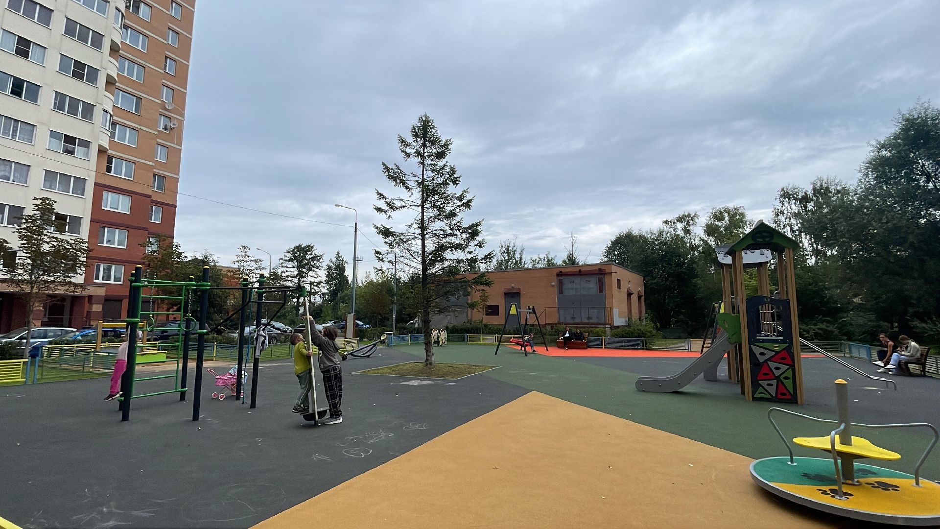 Голицыно, Одинцово, благоустройство, детская площадка, ёлка, качели, горка,